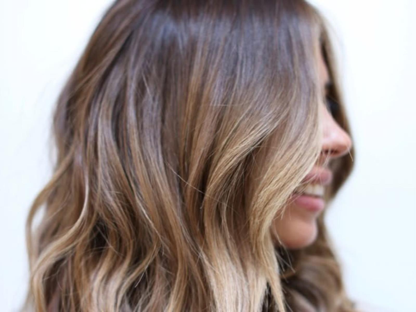 Inspirasi Gaya Long Wavy Hair untuk Kesan Feminin