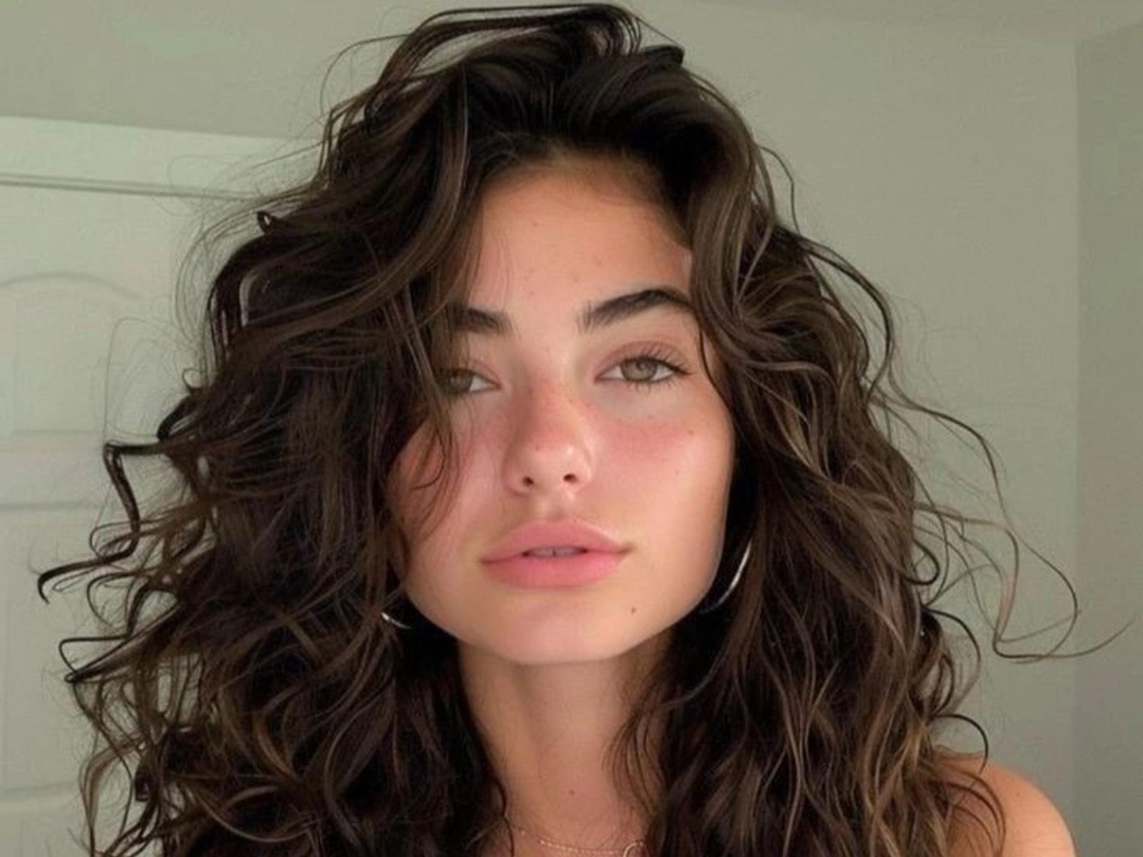 Inspirasi Gaya Long Wavy Hair untuk Kesan Feminin