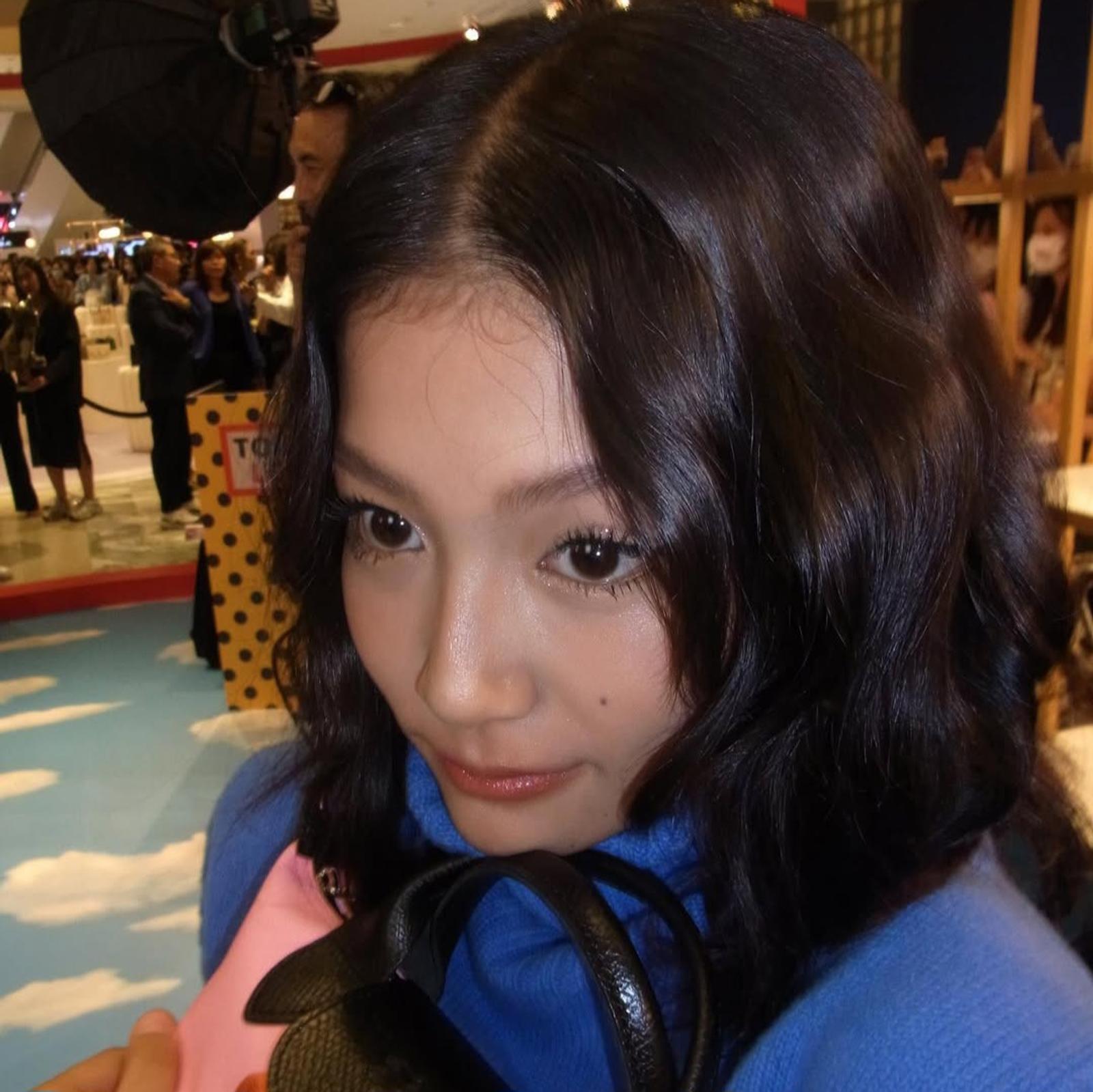 Inspirasi Gaya Rambut Playful a la Baipor Thitiya 