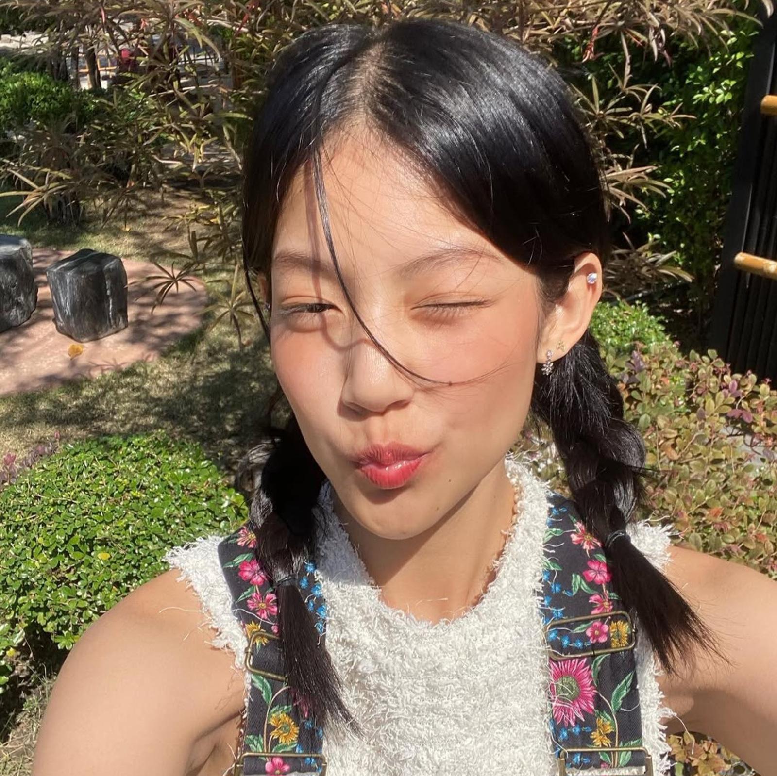 Inspirasi Gaya Rambut Playful a la Baipor Thitiya 