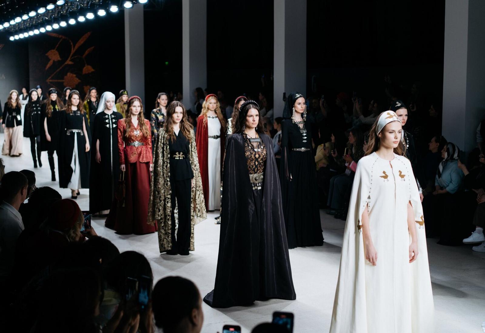 Reborn29 Perkenalkan Kain Khas Suku Jawa di Moscow Fashion Week