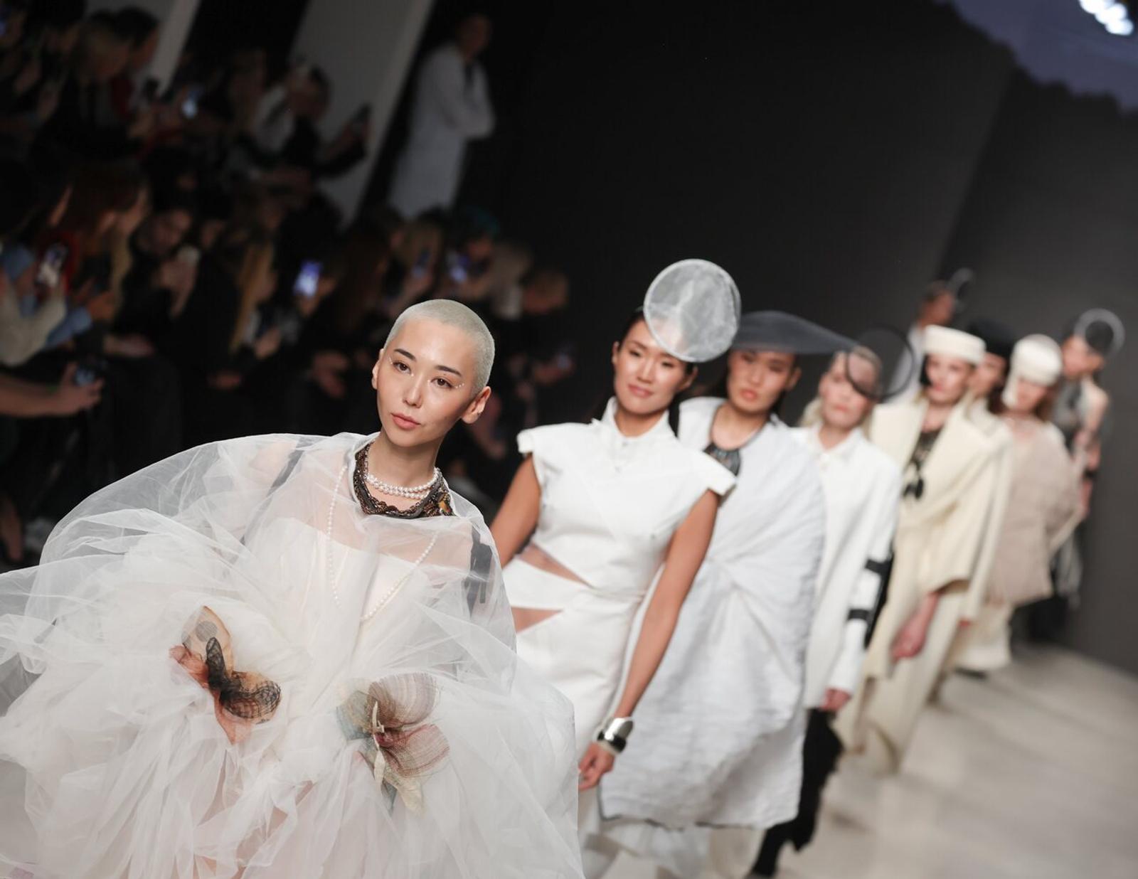Reborn29 Perkenalkan Kain Khas Suku Jawa di Moscow Fashion Week