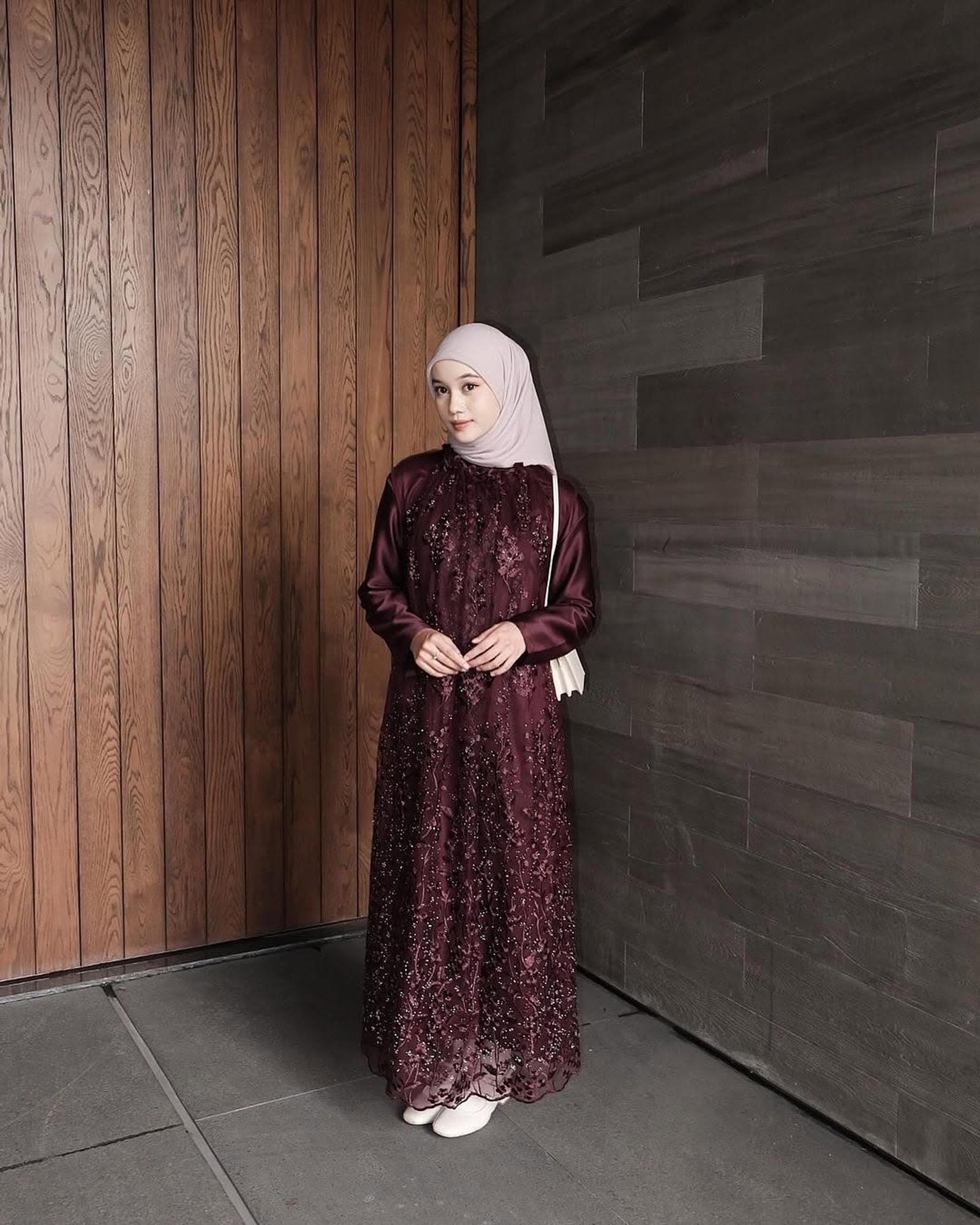 Model Gamis Burgundy yang Elegan, Cocok di Berbagai Kesempatan!