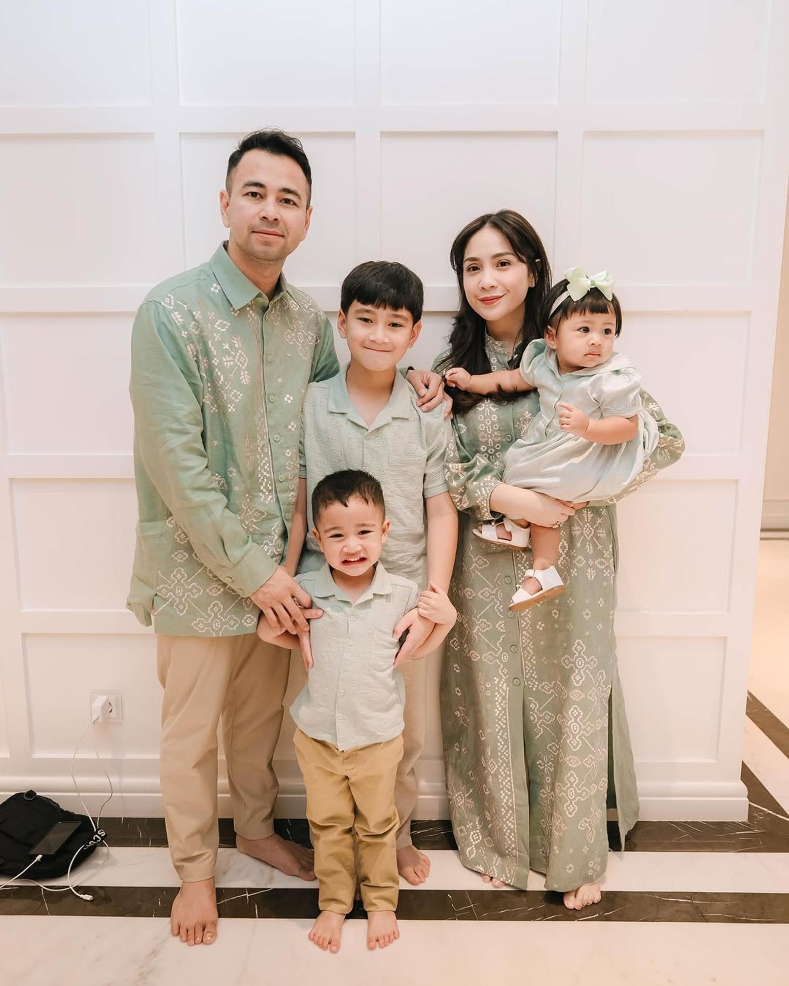 Gaya Outfit Lebaran 2025 Keluarga Artis Indonesia