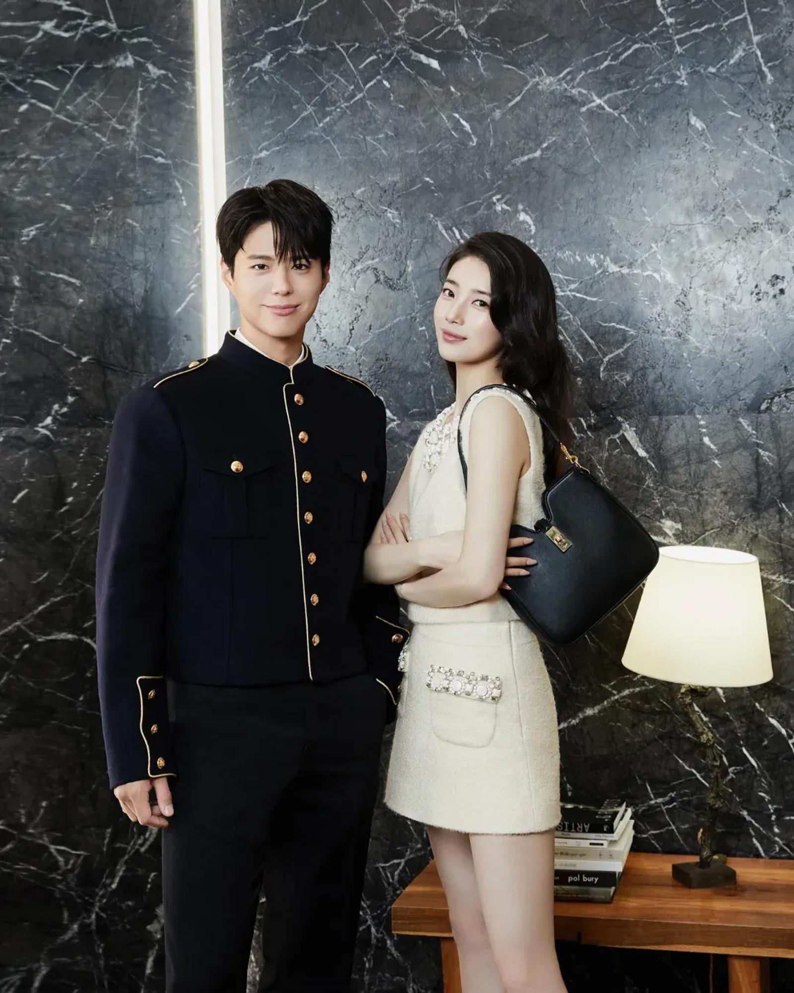 Park Bo Gum dan Bae Suzy Hadir di Pembukaan Butik CELINE Singapura