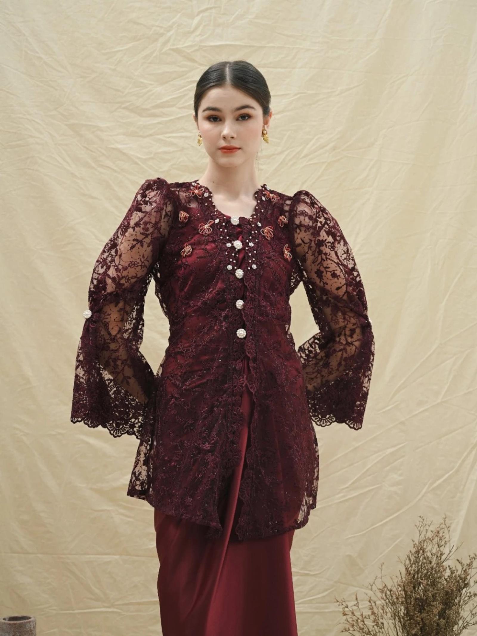 Inspirasi Model Kebaya Warna Burgundy