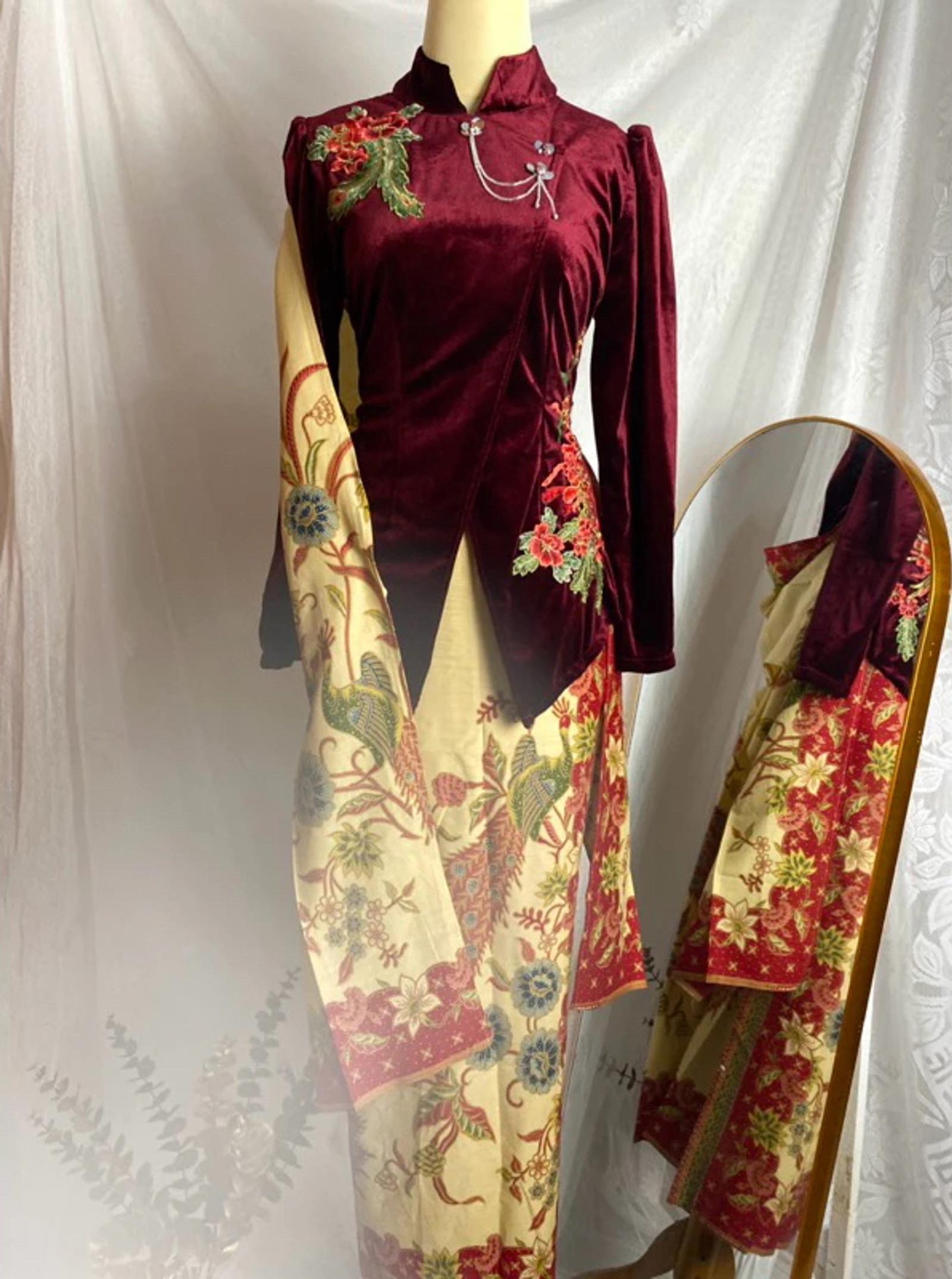 Inspirasi Model Kebaya Warna Burgundy