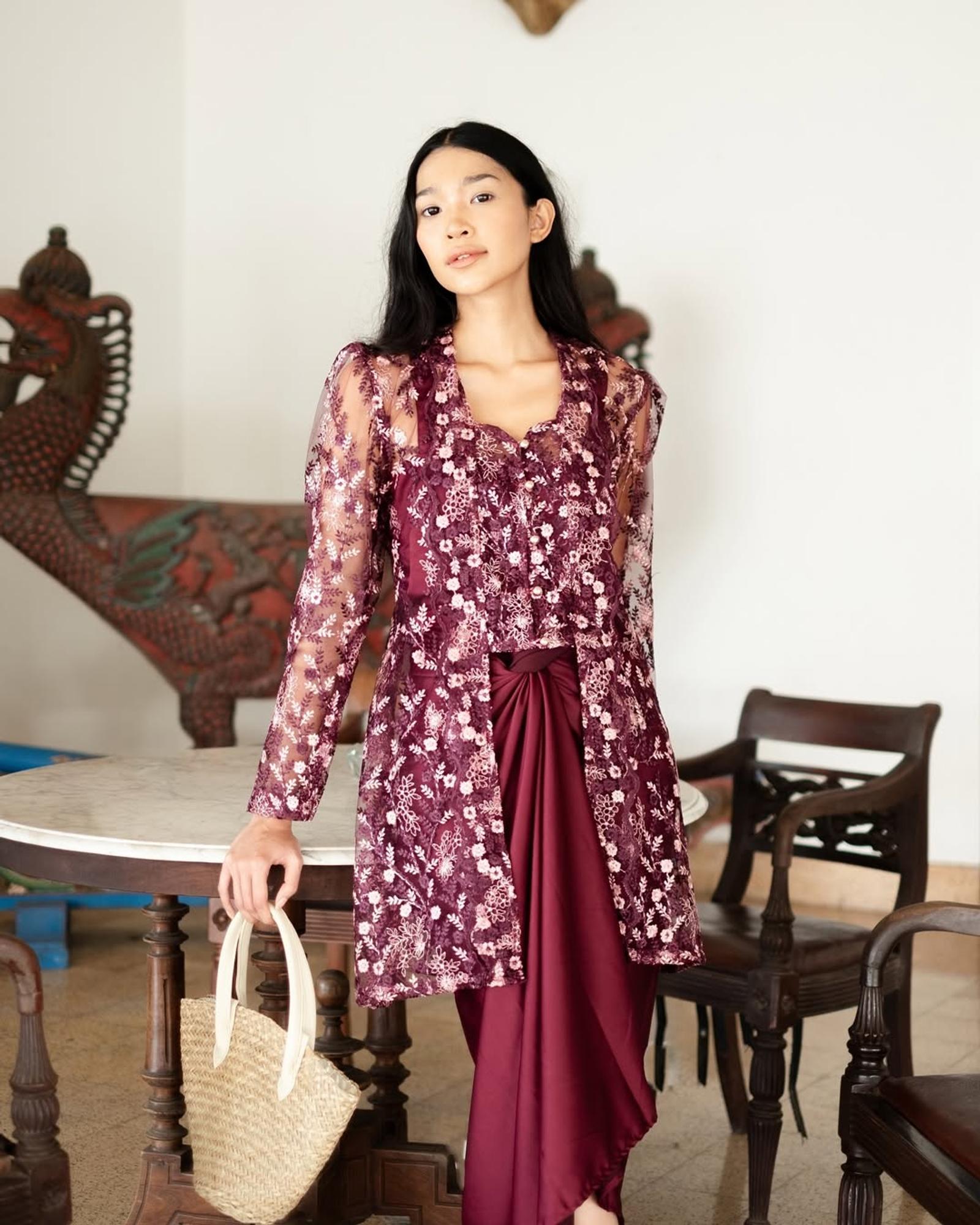 Inspirasi Model Kebaya Warna Burgundy