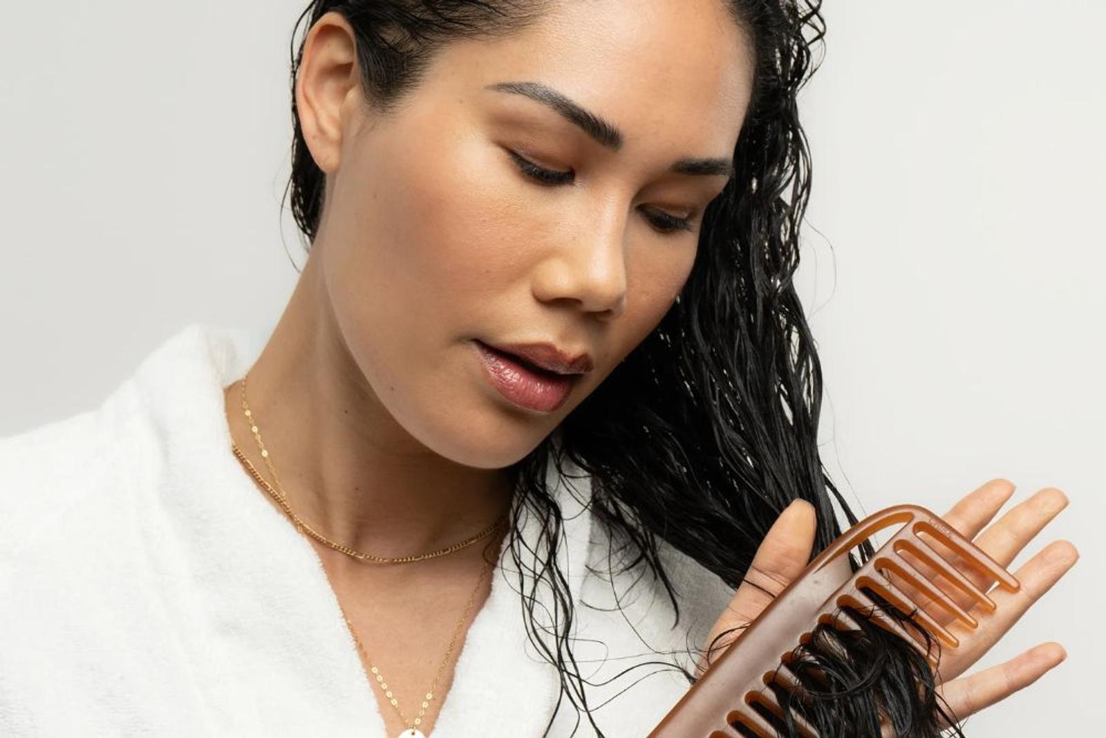 7 Cara Menjaga Kelembapan Rambut Saat Cuaca Panas 