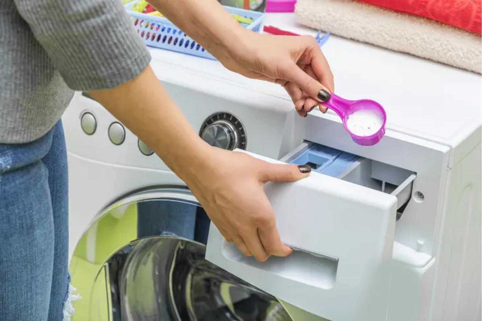 Cara Mencuci Baju Hitam Agar Tidak Pudar dan Luntur