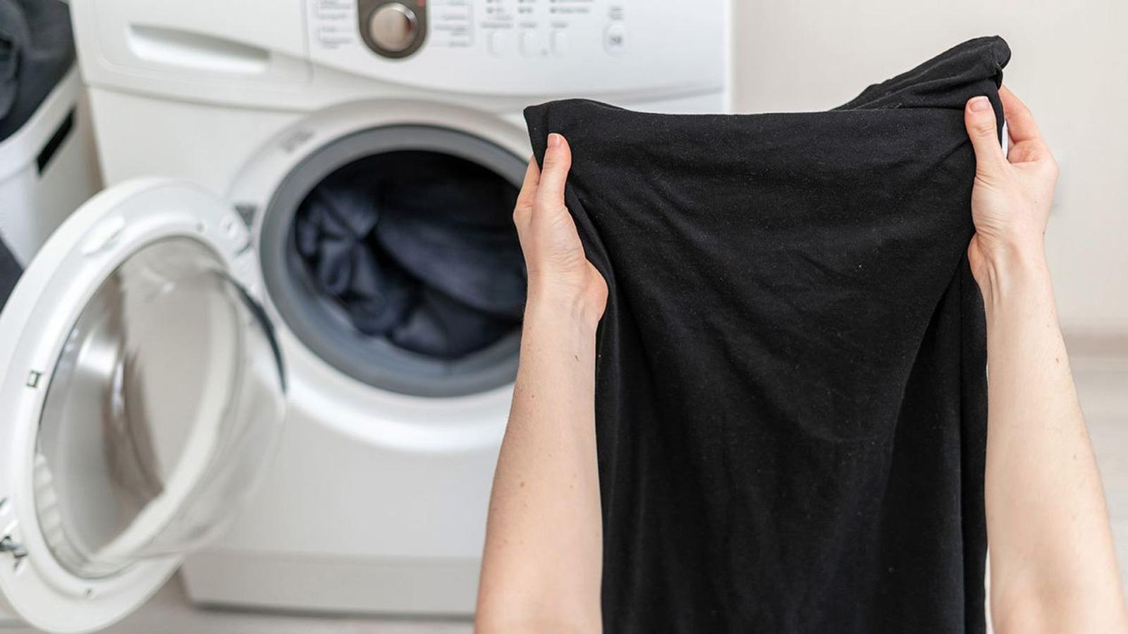 Cara Mencuci Baju Hitam Agar Tidak Pudar dan Luntur