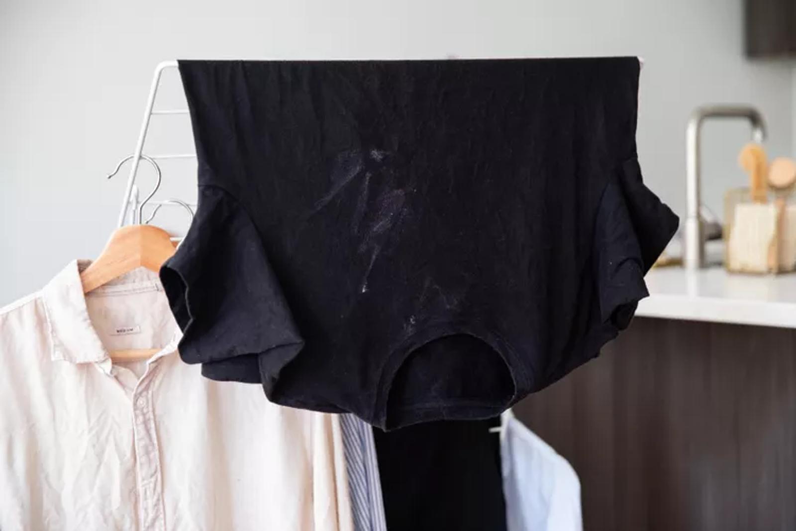 Cara Mencuci Baju Hitam Agar Tidak Pudar dan Luntur