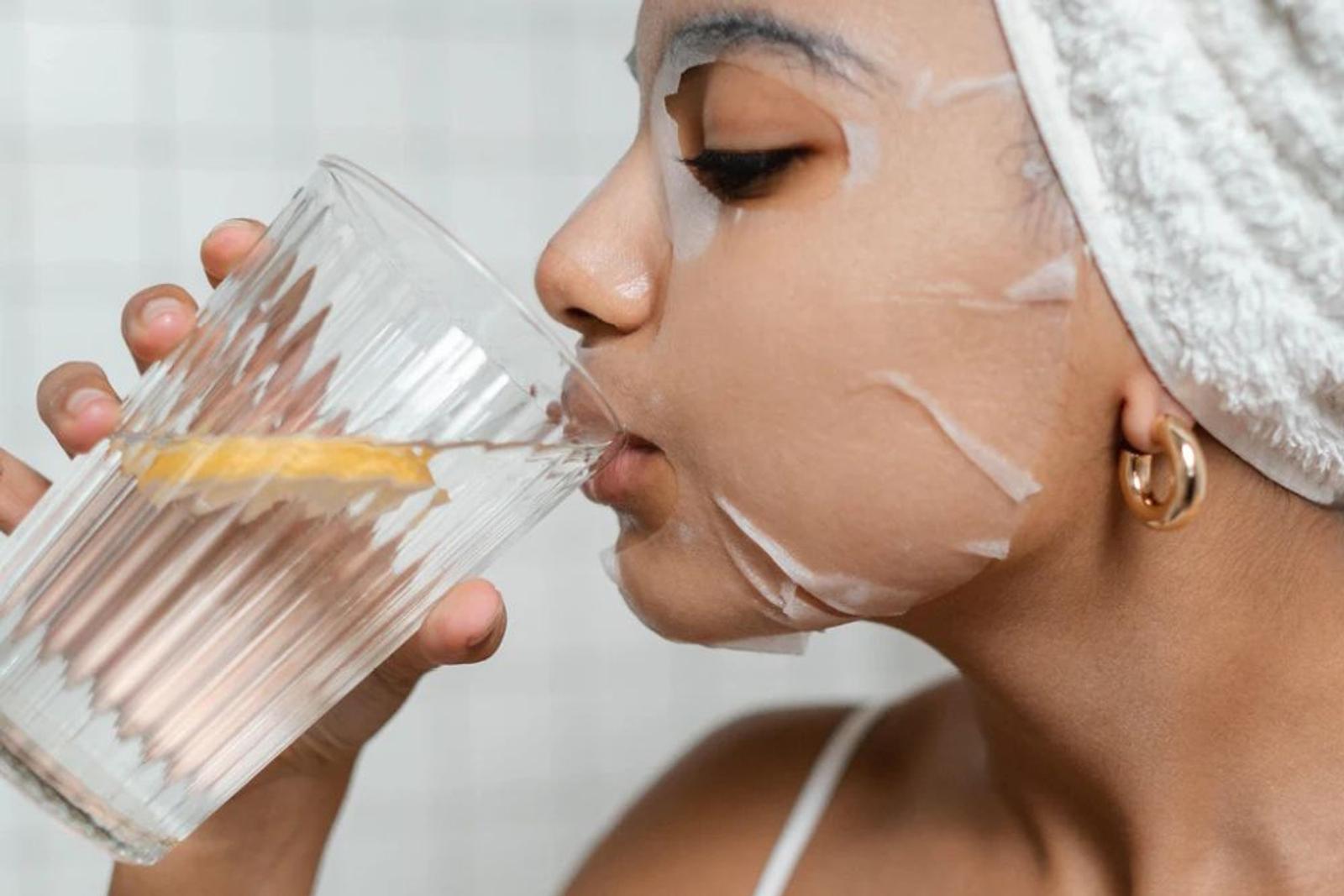 Menghidrasi Kulit dengan Air Mineral, Cara Alami Dapatkan Kulit Sehat 