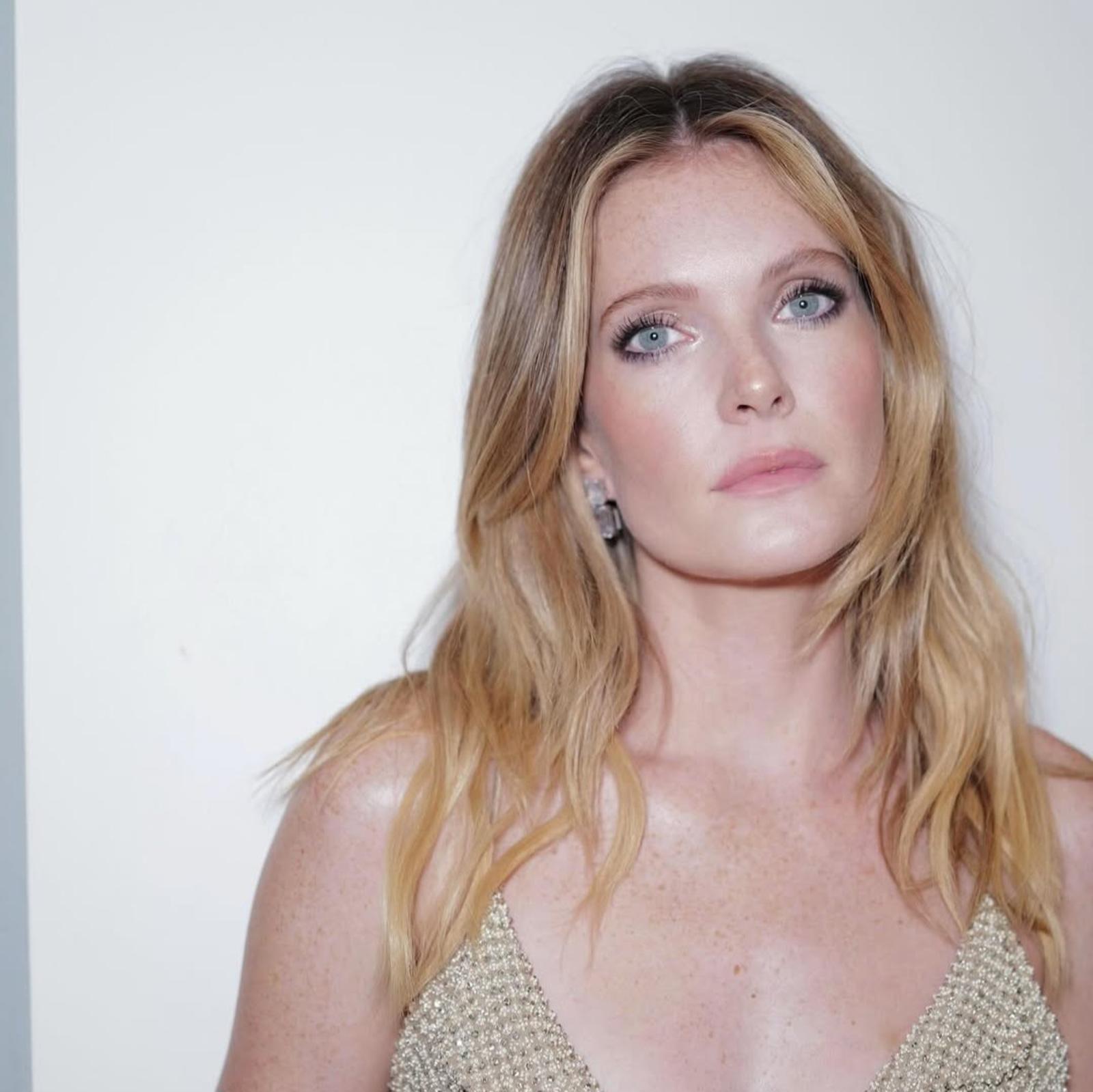 Potret Elegan Meghann Fahy dengan Riasan Minimalis 