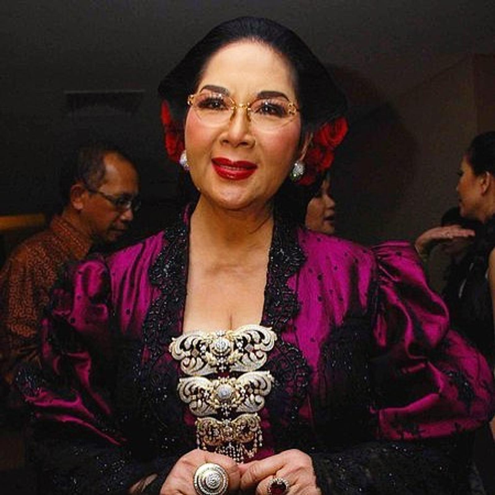 Mengenang Gaya Ikonik Titiek Puspa, Sang Legenda yang Tutup Usia