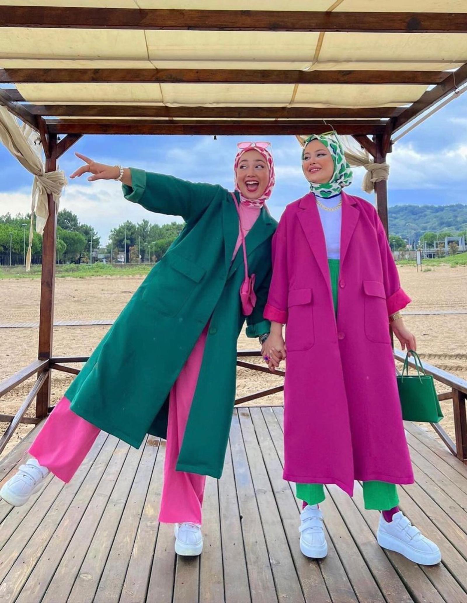 5 Tips Kombinasi Warna Bold dalam Fashion Hijab Tanpa Takut Norak