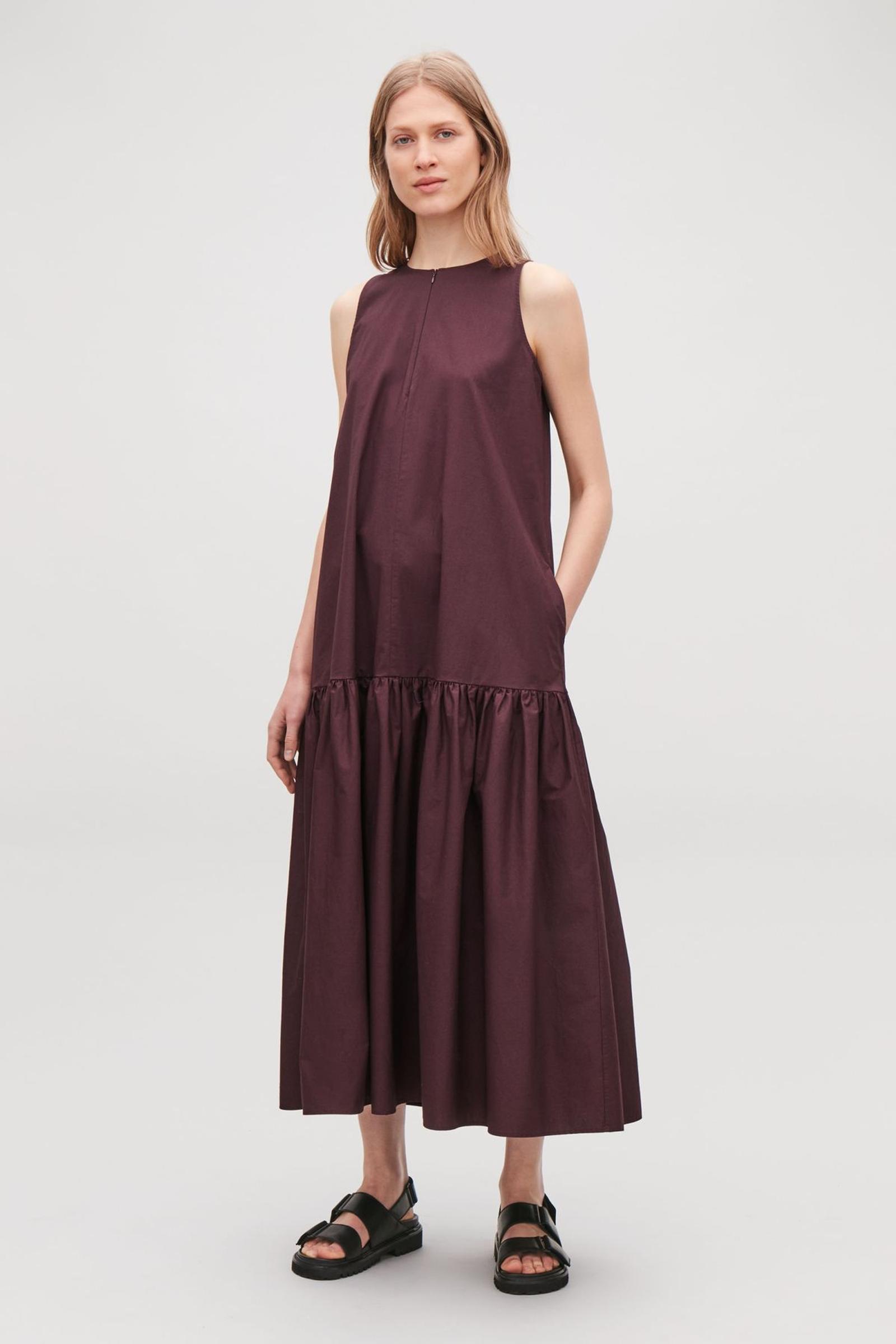 Tampil Elegan Pakai Dress Warna Burgundy, Timeless!