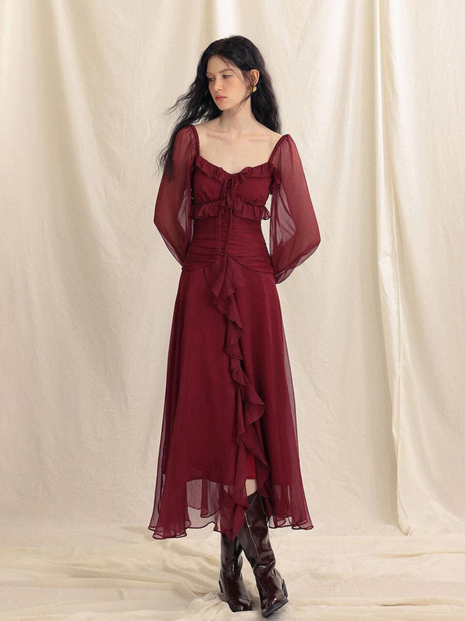 Tampil Elegan Pakai Dress Warna Burgundy, Timeless!