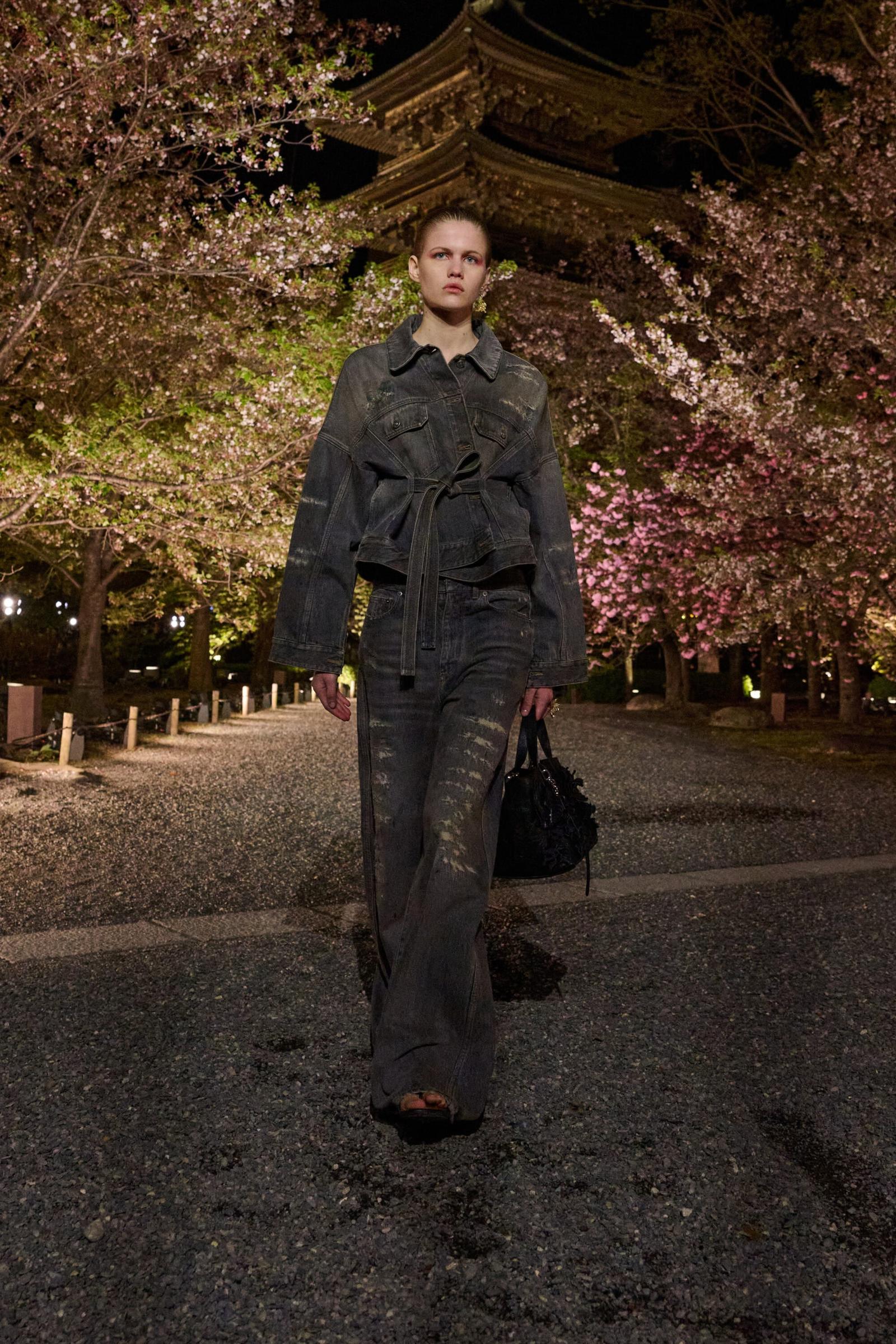 Dior Presentasikan Koleksi Pre-Fall 2025 yang Terinspirasi dari Geisha
