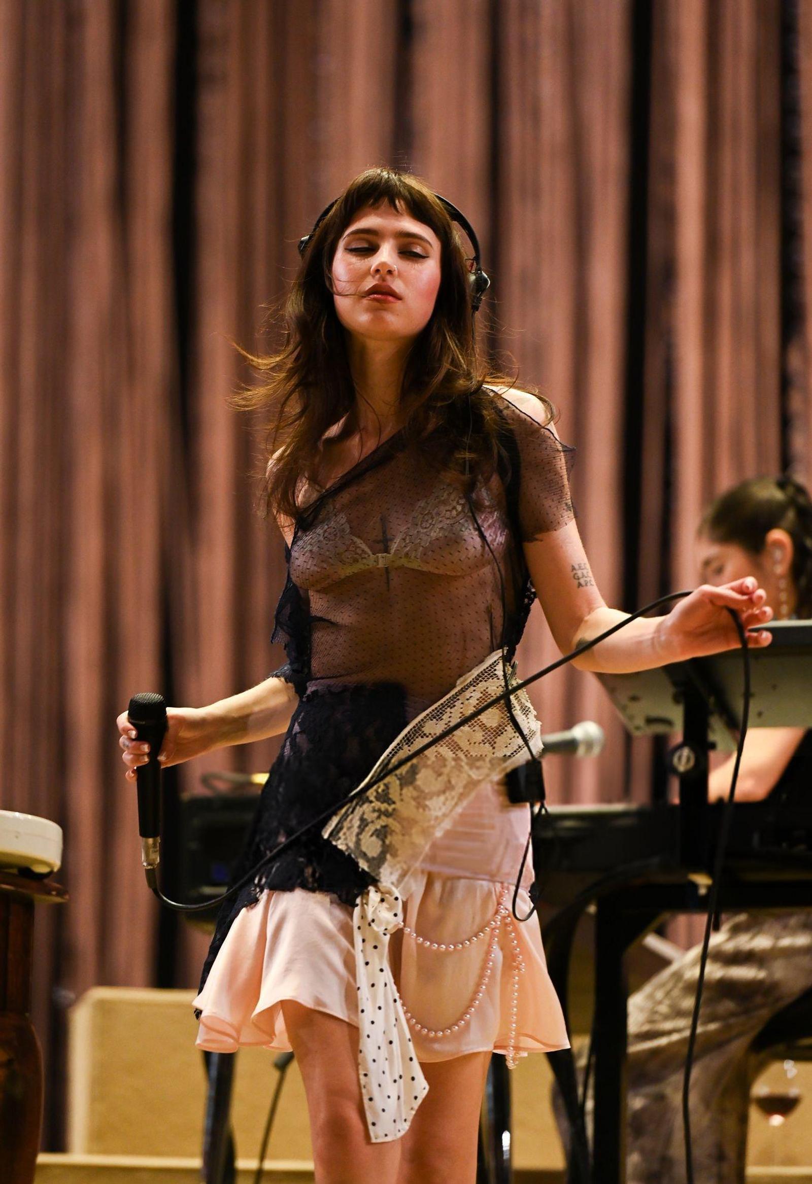 10 Gaya Modis Penyanyi Perempuan di Festival Musik Coachella 2025