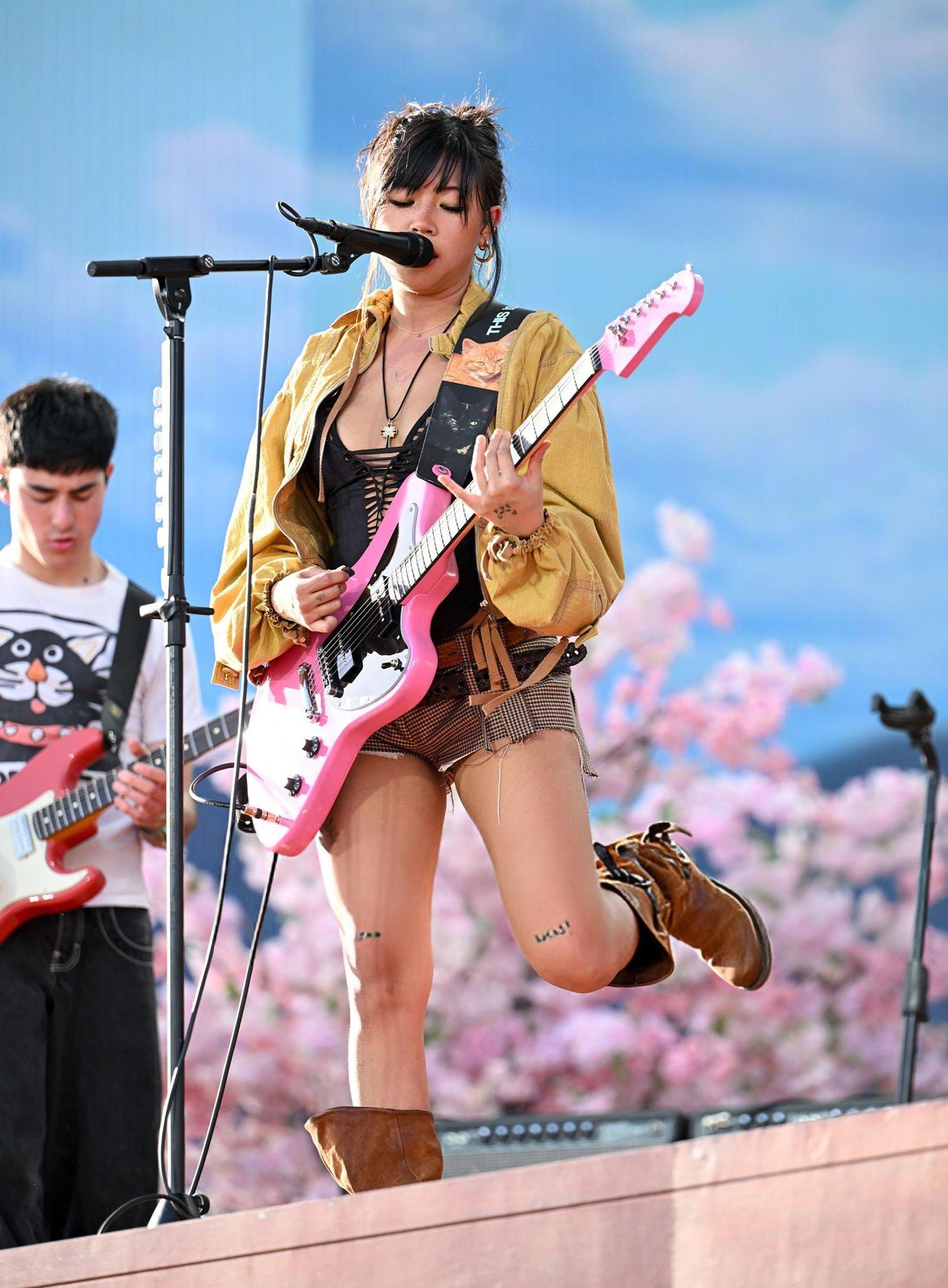 10 Gaya Modis Penyanyi Perempuan di Festival Musik Coachella 2025