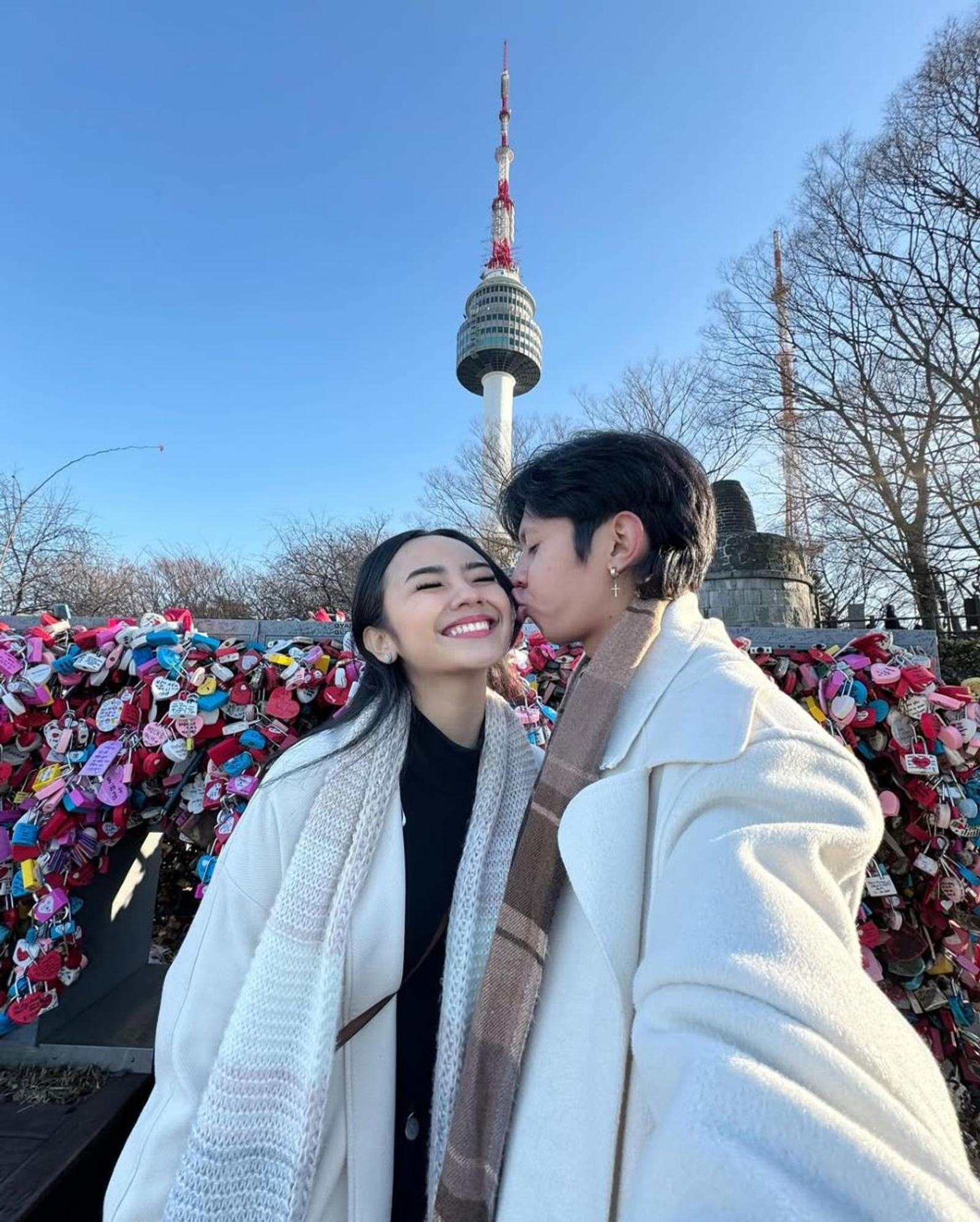 7 Potret Selebgram Ayu Puspa & Suami, Viral Karena 'Kim Seon Ho Smile'