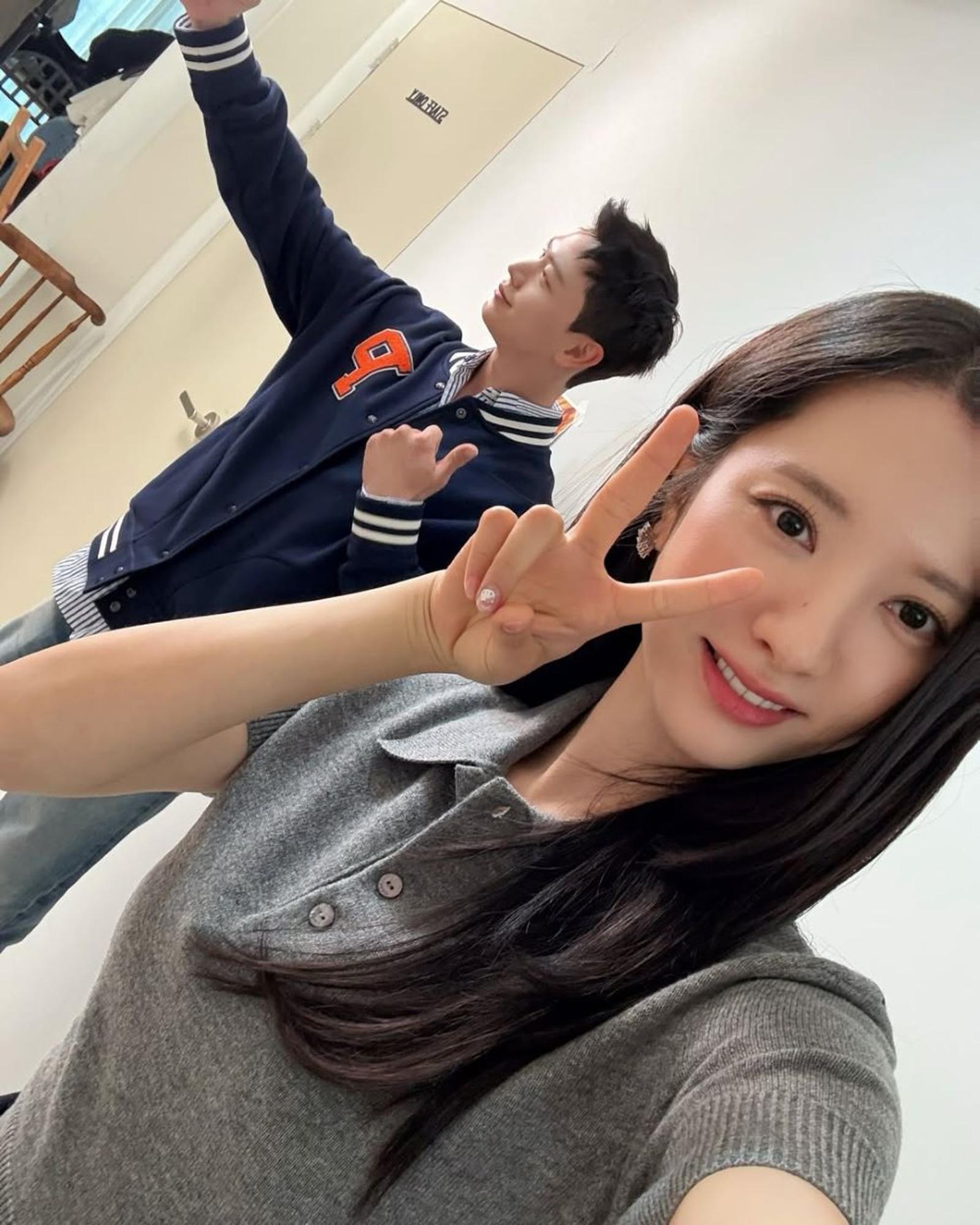 7 Potret Persahabatan Yook Sung Jae dan Bona ‘WJSN’ di Belakang Layar