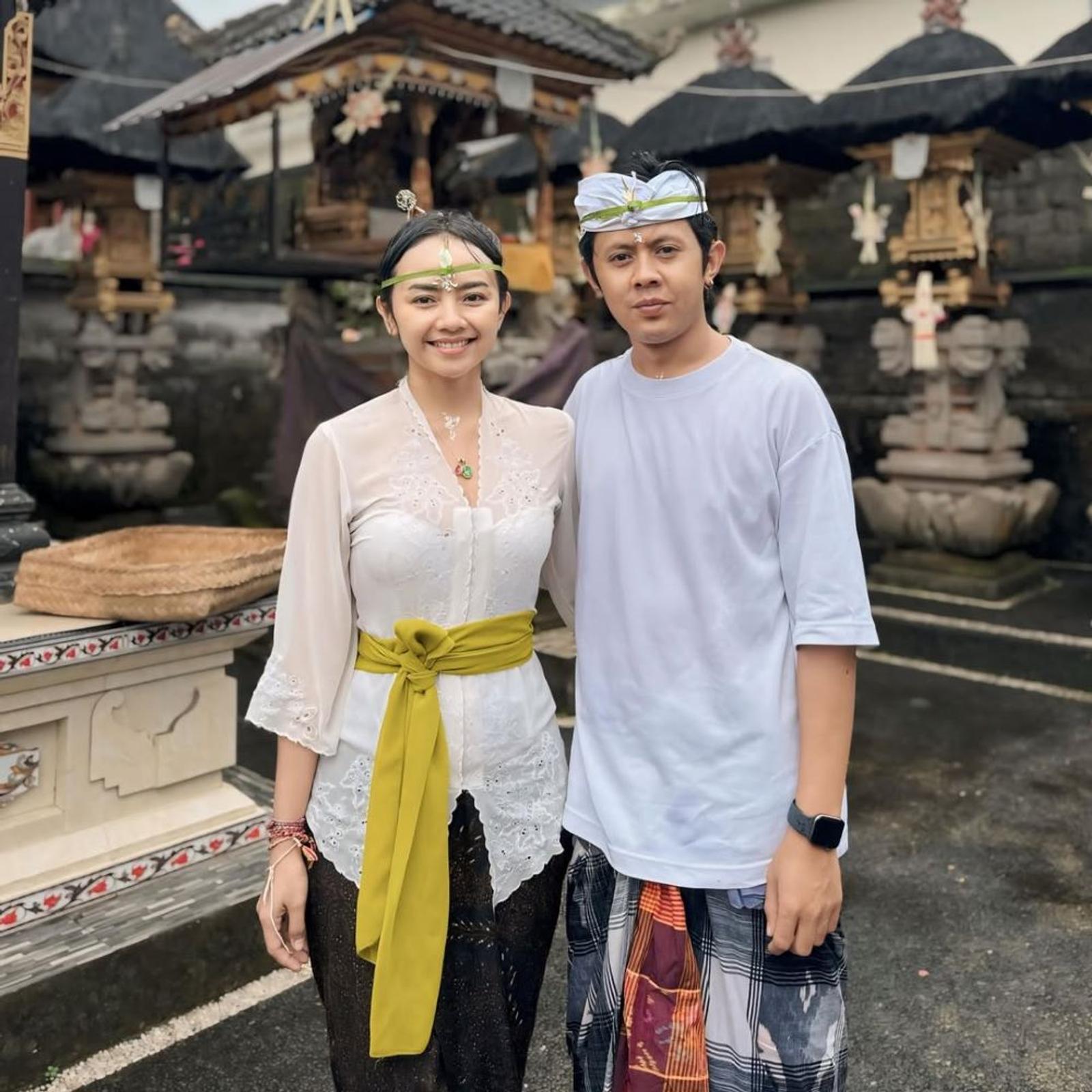 7 Potret Selebgram Ayu Puspa & Suami, Viral Karena 'Kim Seon Ho Smile'