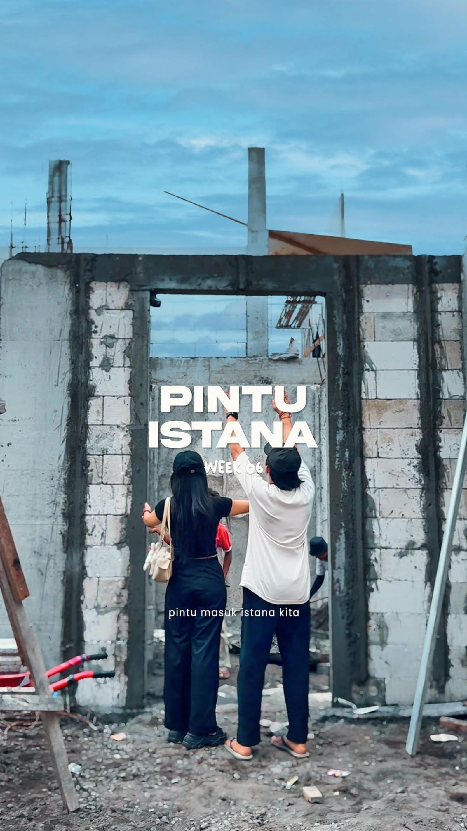 7 Potret Selebgram Ayu Puspa & Suami, Viral Karena 'Kim Seon Ho Smile'