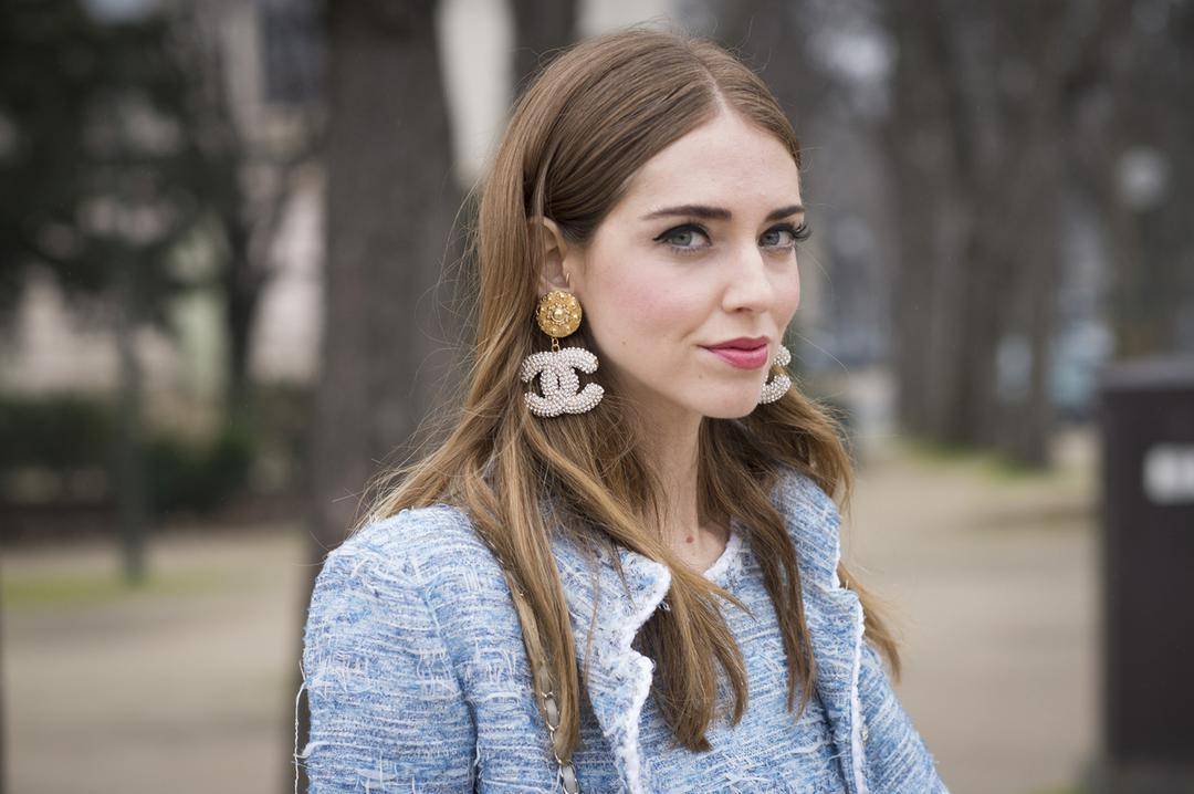 Simak, Yuk! 3 Trik Memadukan Busana Kasual dengan Statement Earrings