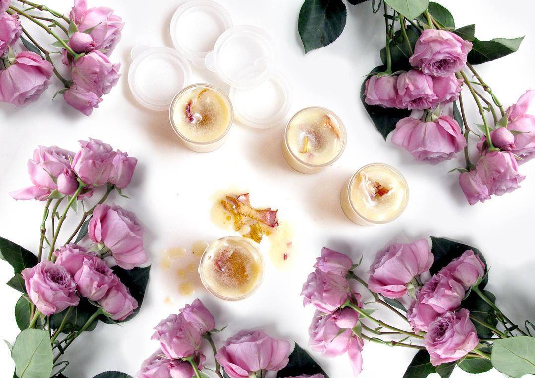Bibir Lembut dengan Mengaplikasikan Coconut Rose Lip Balm