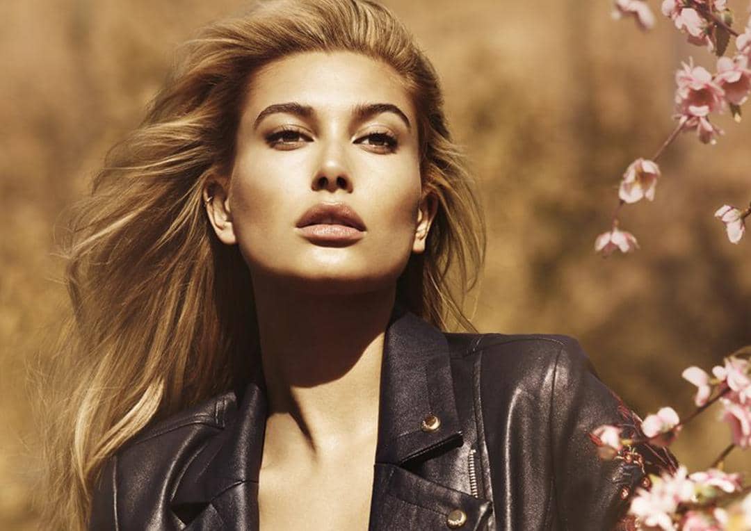 Ouch! Hailey Baldwin Tampil Seksi Di Pemotretan Iklan Terbarunya