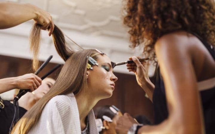 Perhelatan Victoria Beckham New York Fashion Week Tampil dengan Riasan Sempurna