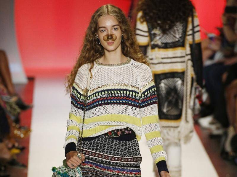 Riasan Fashion Show Desigual Terinspirasi dari Snapchat Filter