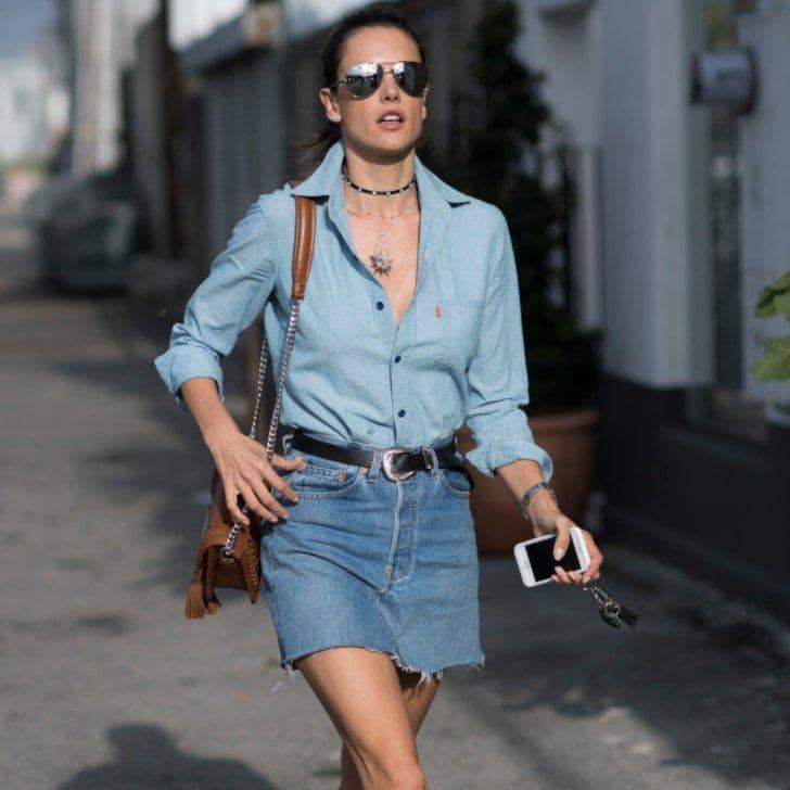 Mix N Match Denim Bergaya Street dari Alessandra Ambrosio 