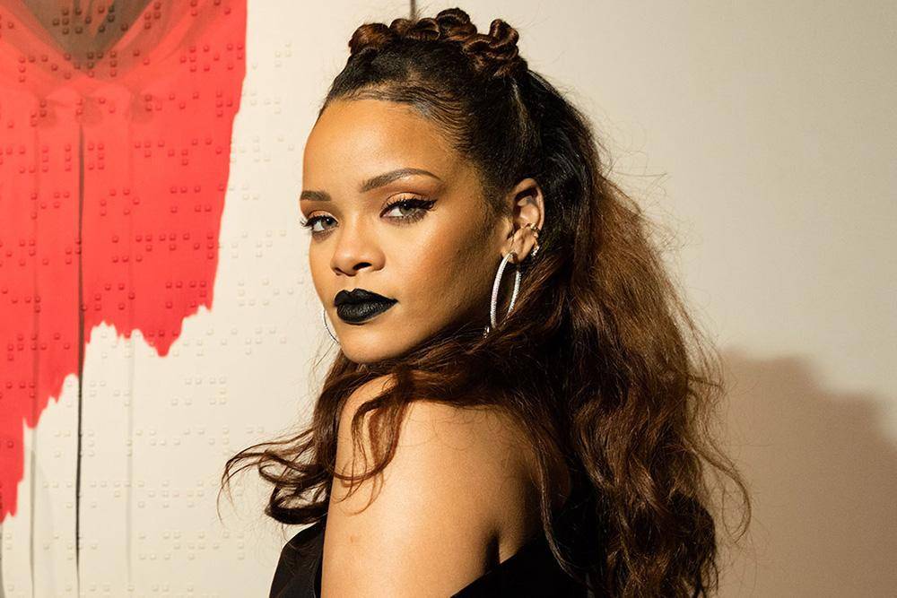 Unik dan Edgy! Ini 7 Gaya Rihanna yang Bisa Kamu Contek
