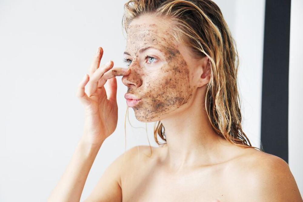 Kulit Mulus dengan DIY Scrub Kelopak Bunga dan Kacang Walnut