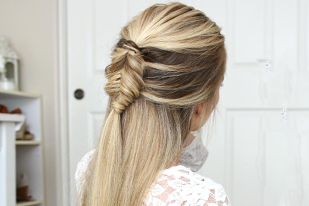 Coba Yuk ! Tutorial Half Up Fishtail Braid yang Manis Ini