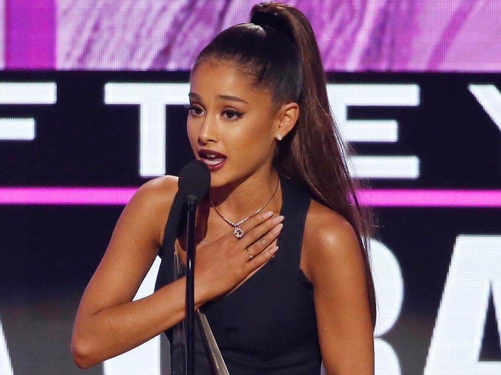 Ariana Grande Nangis Semalaman Setelah Tragedi Bom di Konsernya