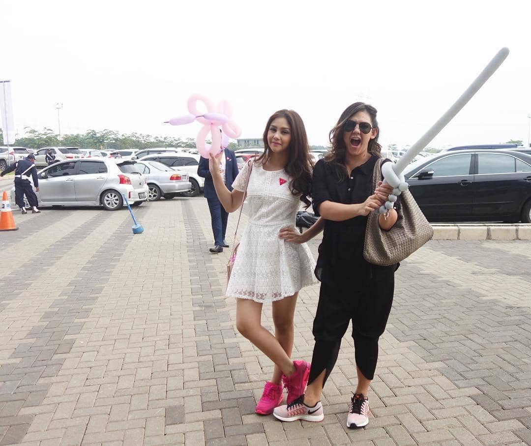 Instagram: @vaneshaass