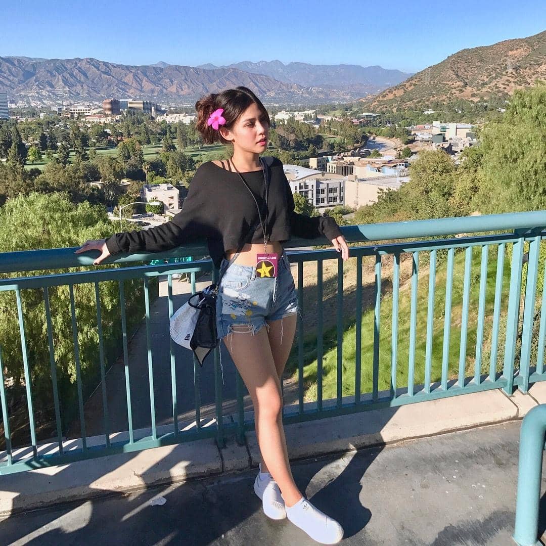 Instagram: @vaneshaass