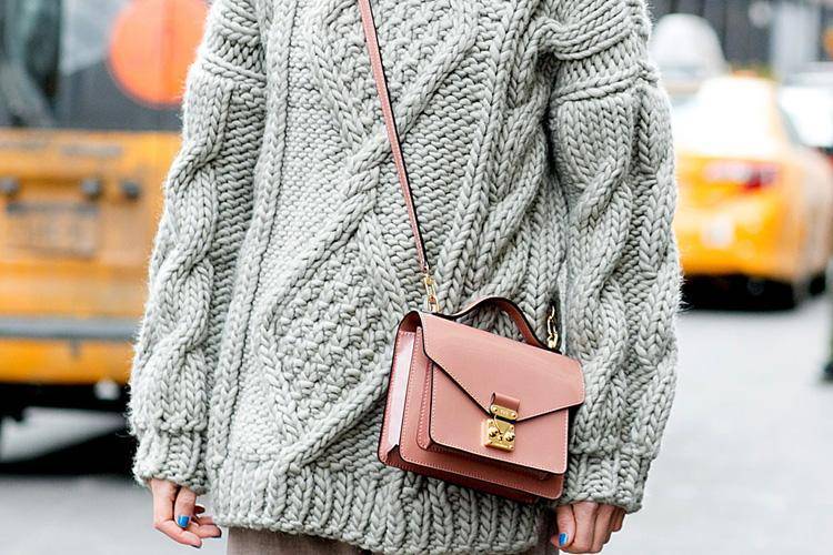 Ini Tips Padu-padan Sweater Biar Gayamu Makin Kekinian