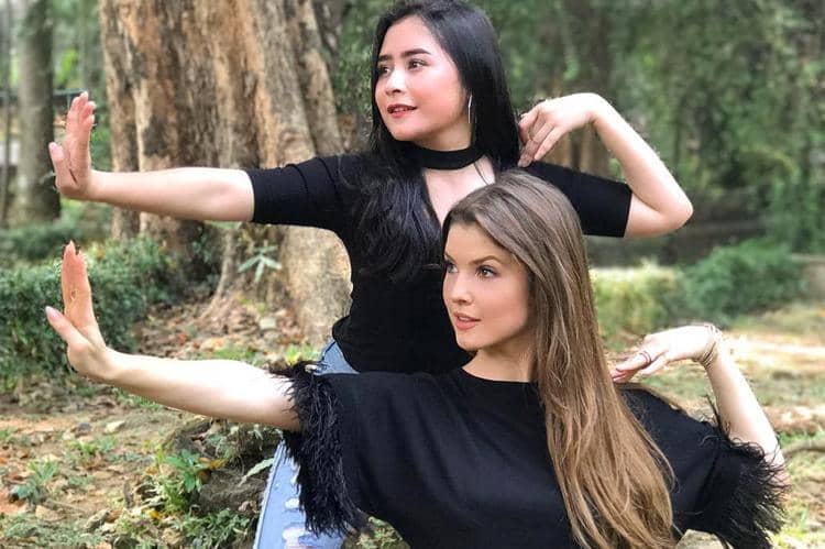 YouTubers Internasional ini Belajar Tari Tradisional Indonesia dengan Prilly Lantuconsina