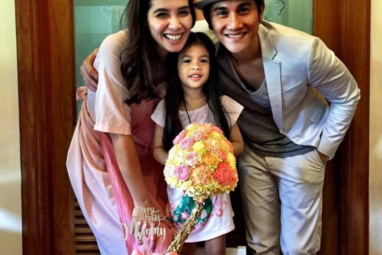 9 Foto Ini Buktikan Romantisnya Keluarga Vino G. Bastian dan Marsha Timothy