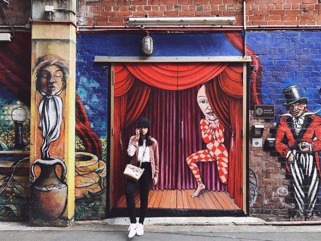 www.instagram.com/isyanasarasvati