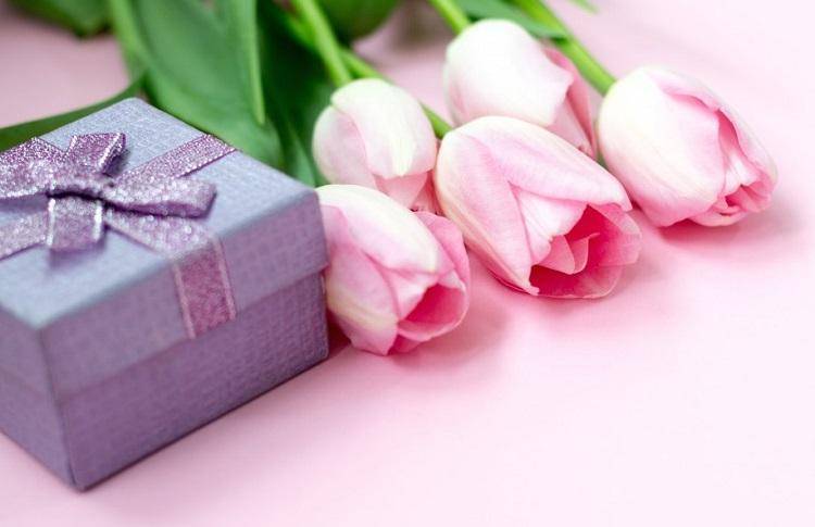 Biar Nggak Salah Paham, Ikuti 5 Aturan Memberi Kado kepada Teman Sekantor
