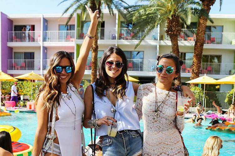 Bikin Pool Party-mu Makin Seru dengan Tips Ini Yuk!