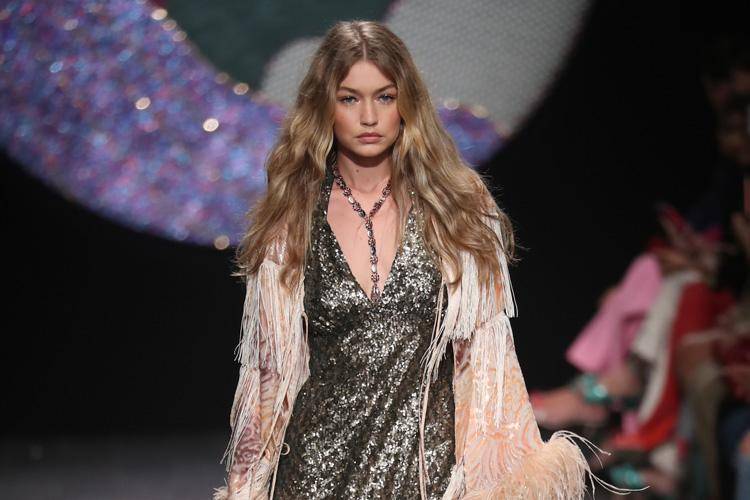Sepatu Gigi Hadid Lepas Saat Fashion Show, Ini yang Justru Dilakukan Olehnya