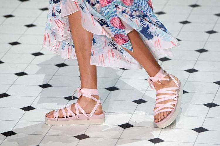 7 Sepatu Paling Cantik di London Fashion Week 2018