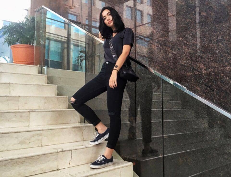 Instagram: @angelagilsha